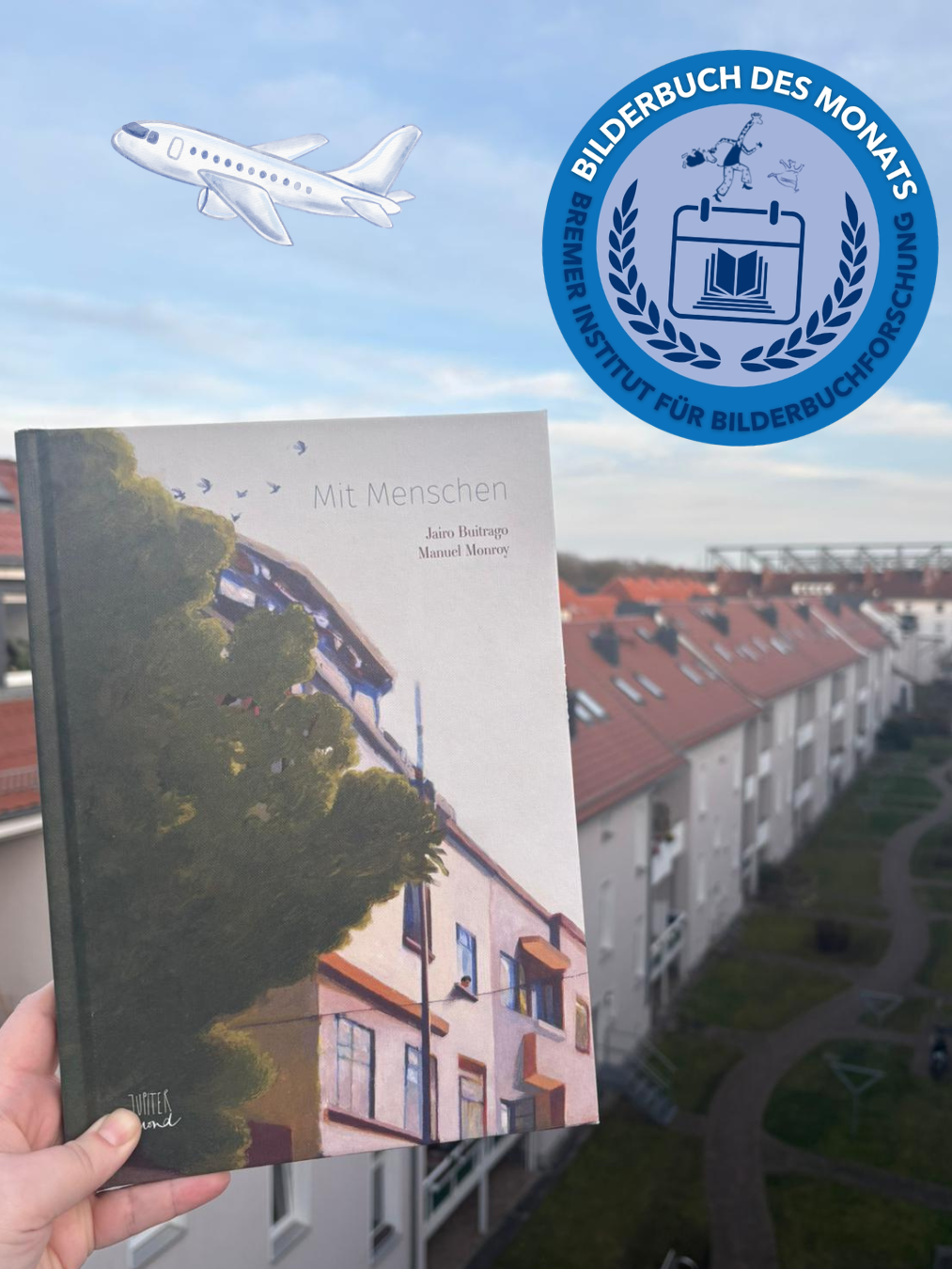 BB März - 1 Das Bild zeigt ein Foto vom Buchcover vor dem Hintergrund einer Häuserzeile.