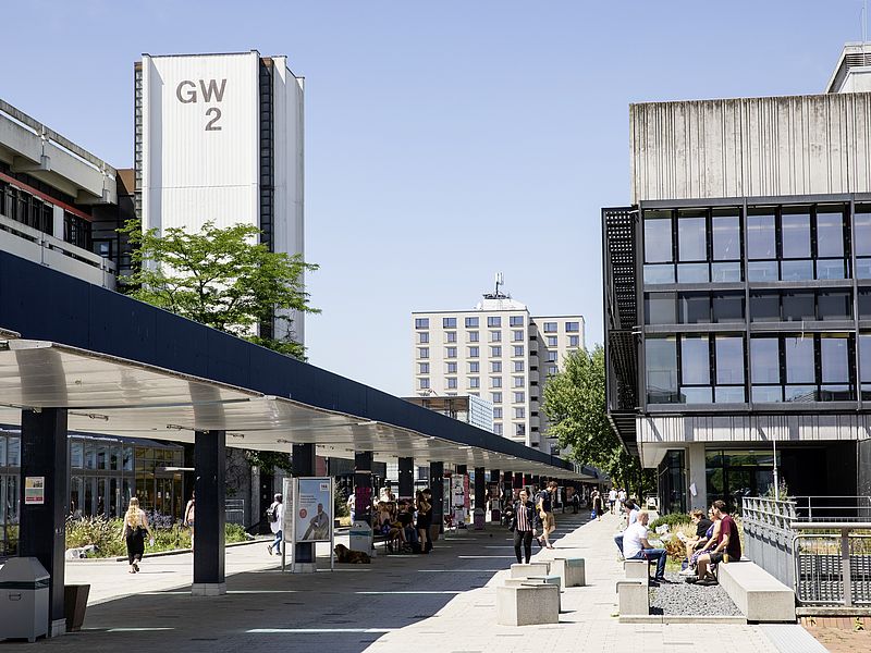 The university boulevard with the GW 2 in the background.