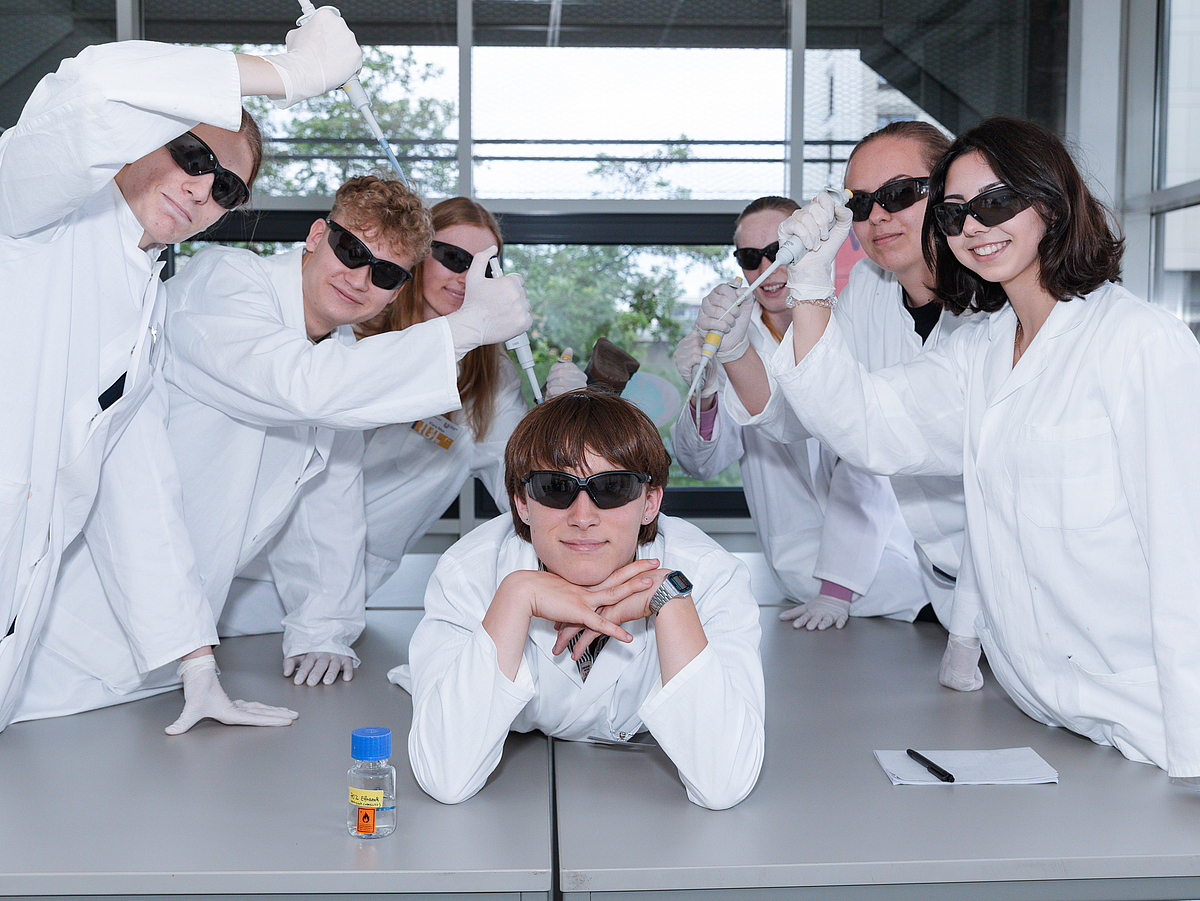 Schüler:*innen haben Spaß im Chemielabor