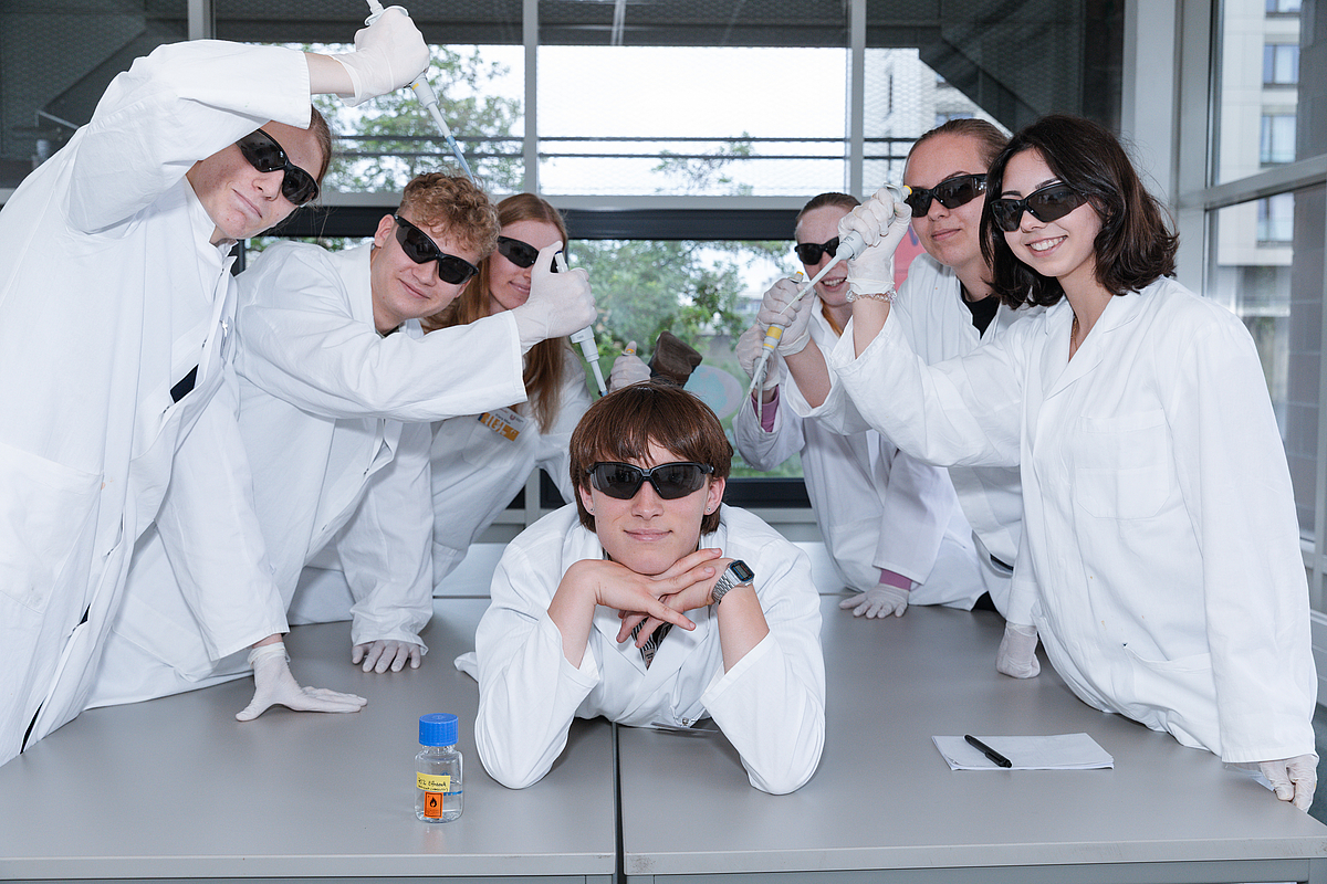 Schüler:*innen haben Spaß im Chemielabor