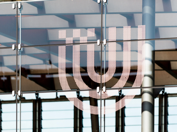 Uni-Logo auf Glashalle