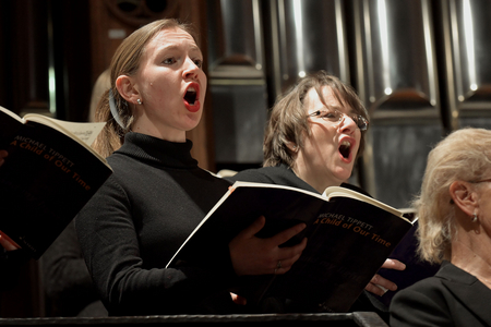 engagiert singende Soprane vor Orgelpfeifen im Dom