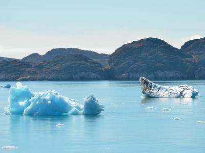 Picture for the bachelor program Marine Geosciences. A lake with mountains in the background and ice sheets in the foreground