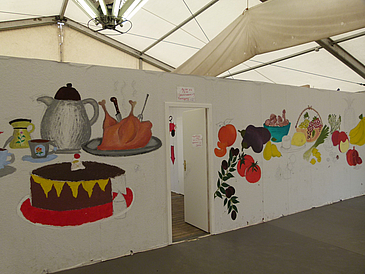 Blick auf eine Wand mit gemalten Speisen