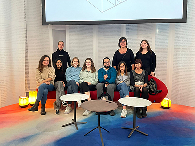 Foto der Exkursion organisiert von Frau Schlickers und Frau Roviró. Gruppe Studierende mit Dozentinnen während der Buchmesse in Frankfurt.