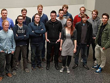 13 Studierende und ein Professor auf einem Gruppenfoto.