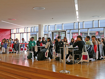 Austausch-Studierende in der Mensa der Uni Bremen