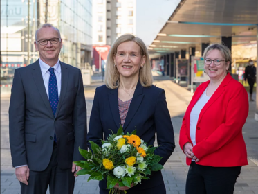 Foto auf dem Boulevard der Universität Bremen (von links): Rektor Professor Bernd Scholz-Reiter, die zukünftige Rektorin Professorin Jutta Günther und Kanzlerin Frauke Meyer.