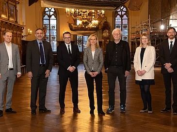 Die Preisverleihung fand im Bremer Rathaus statt. v.l. Eric Macke; Dr. Karsten Michelmann, Bruker Daltonics; Staatsrat Tim Cordßen-Ryglewski; Prof. Jutta Günther, Universität Bremen; Prof. Bengt Beutler, Unifreunde; Dr. Georgia Gödecke; Dr.-Ing. Hendrik Naatz