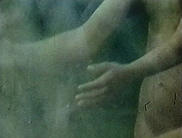 Filmstill undefinierte Hände und Körperteile in Doppelbelichtung