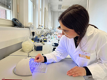 Schülerin Aya Ahmad während eines Laborversuchs