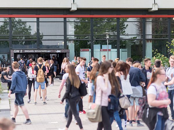 Junge Menschen auf dem Campus.
