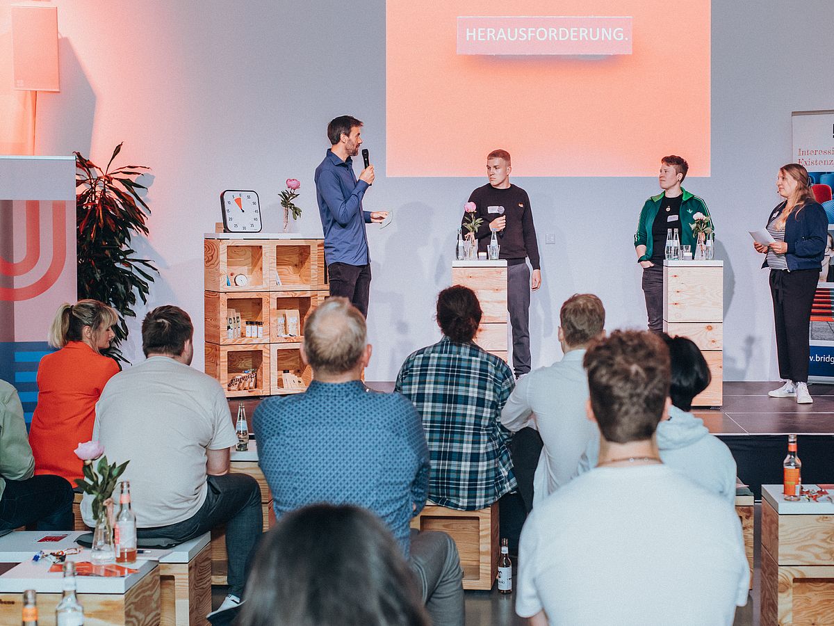 Menschen auf der Bühne bei der Veranstaltung Campusideen.