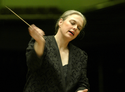 Die Dirigentin Susanne Gläß dirigiert.