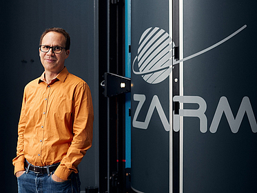 Marc Avila vor dem GraviTower Bremen Pro, mit dem die Marsgravitation simuliert werden kann.