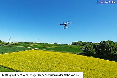 Drohne über Rapsfeld vpr blauem Himmel