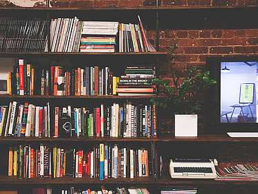 Bücherregal und Bildschirm