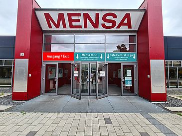 Haupteingang des Mensa-Gebäudes auf dem Uni-Boulevard