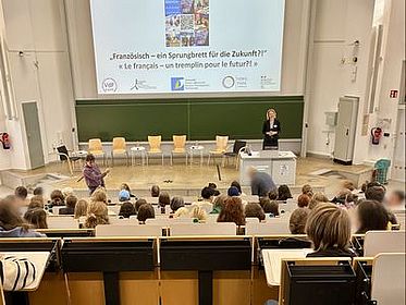 [Translate to English:] Full lecture hall at the Zukunftsmesse Nord (Future Fair North)
