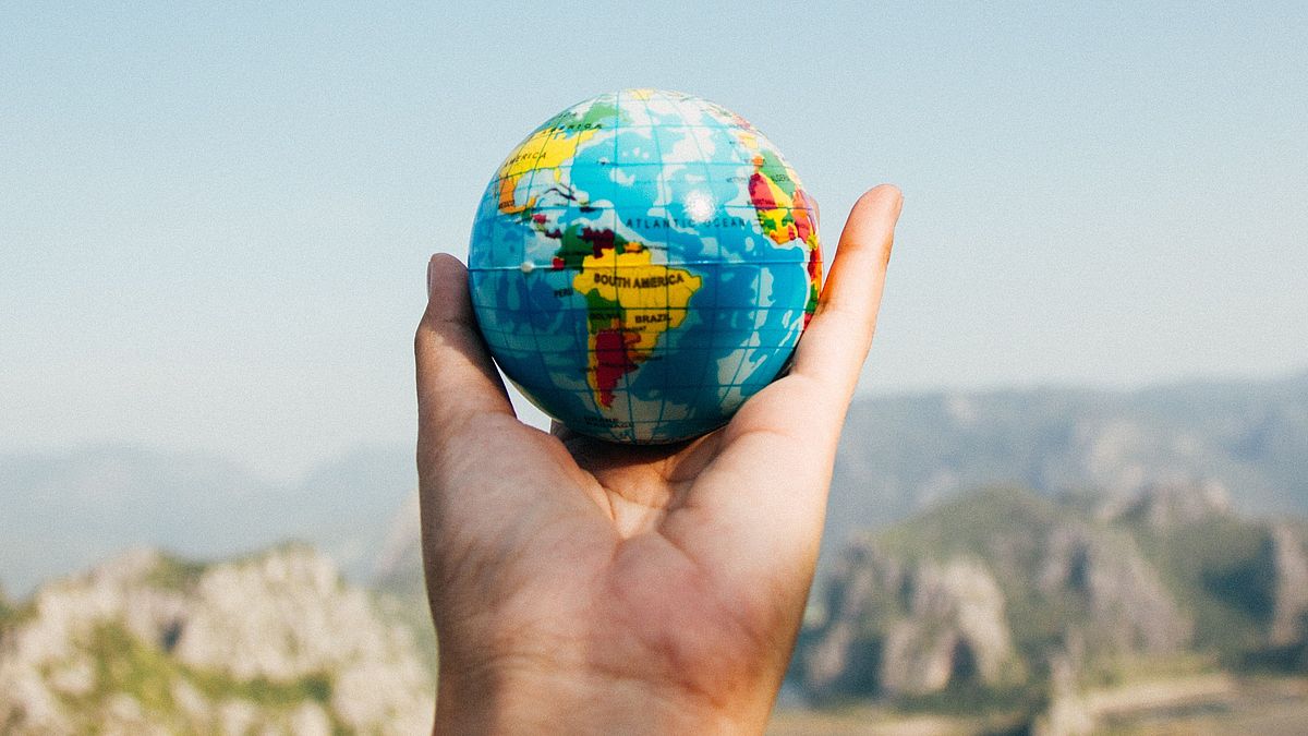 Weltkugel in der Hand