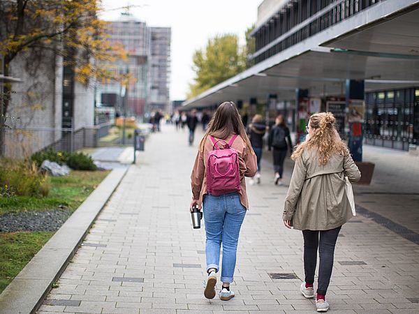 Zwei Studierende auf dem Universitäts-Boulevard.