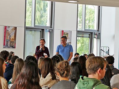 Frau und Mann, Frau stellt das Programm Senior citizens vor.