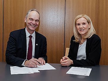 Kooperationsvertrag intensivieren sie ihre langjährige Partnerschaft. Prof. Dr. Ralph Bruder, Präsident der Universität Oldenburg und Prof. Dr. Jutta Günther, Rektorin der Universität Bremen.