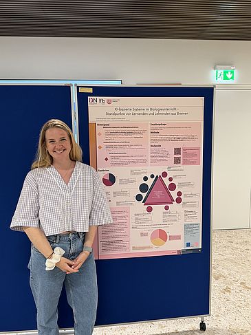 Eine Person steht an einem wissenschaftlichen Poster.