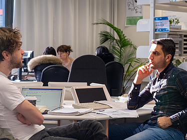 Zwei Personen im Gespräch