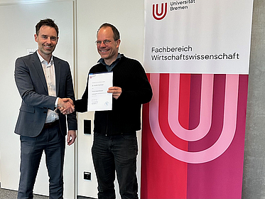 Zwei Personen geben sich die Hand