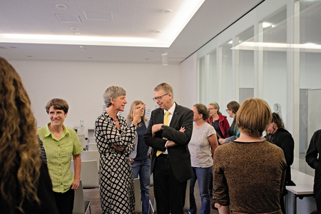 Vor der Präsentation der Cartoons des Projekts "aufgezeichnet": Frau Anneliese Niehoff im Gespräch mit Herrn Vollertsen.
