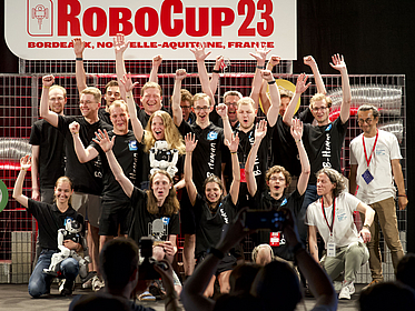 Siegerehrung in Bordeaux beim RoboCup 2023 – B-Human hat seinen WM-Titel erfolgreich verteidigt