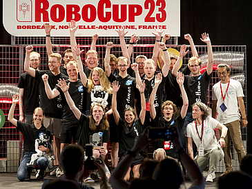 Siegerehrung in Bordeaux beim RoboCup 2023 – B-Human hat seinen WM-Titel erfolgreich verteidigt