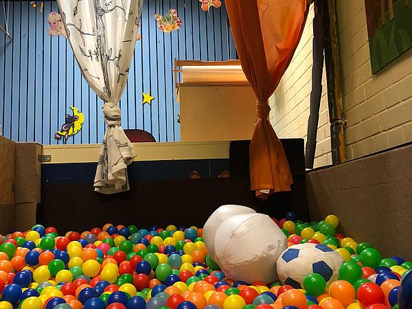 Nahaufnahme von einem Bällebad für Kinder