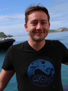 Foto von Christian Hansen mit schwarzem T-Shirt mit blauem Walfischmotiv an Bord der Sonneexpedition 253