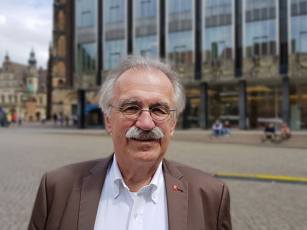 Portrait von Peter Senft vor der Bremischen Bürgerschaft