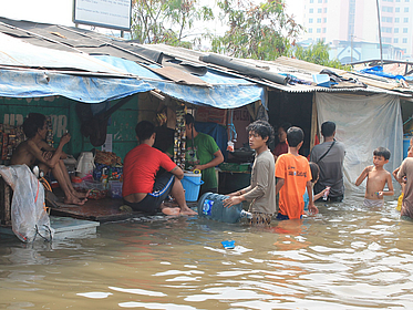Menschen in einem Überschwemmungsgebiet