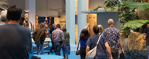 Alumni im Foryer des Überseemuseums