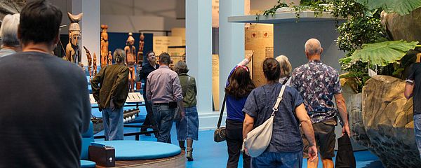 Alumni im Foryer des Überseemuseums