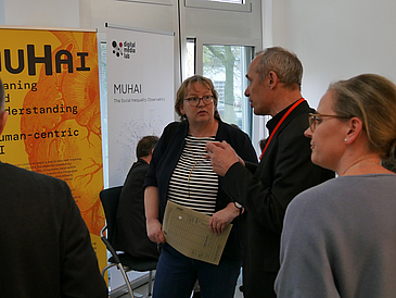 TZI's CEO Prof. Rainer Malaka explains the Muhai Project to University of Bremen’s Chancellor Frauke Meyer
