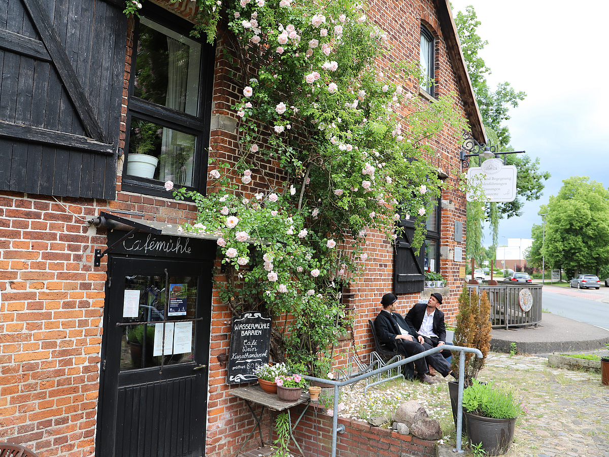 Didi und Gogo vor der Wassermühle Barrien