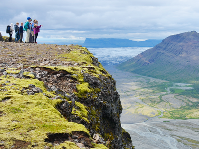 Picture of the Bachelor of Geosciences program. A group of students standing on a cliff.ne Gruppe Studierender auf einer Feldklippe stehend.