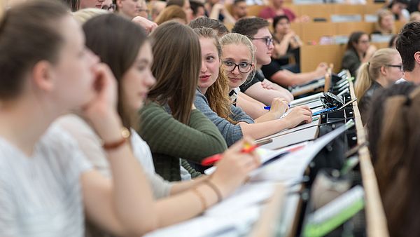 Zuhörer in einem vollen Hörsaal.
