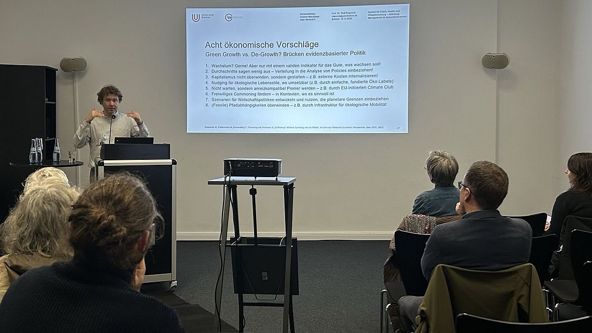 Prof. Dr. Rogowski vor Publikum