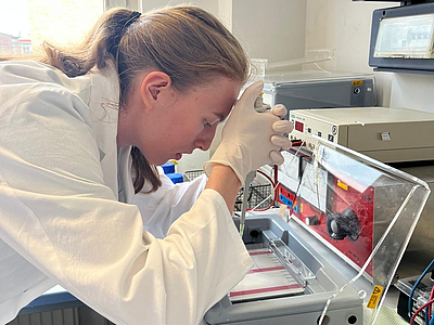 Schülerin beim Pipettieren