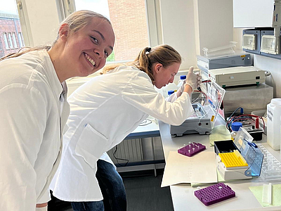 Schülerinnen beim Pipettieren