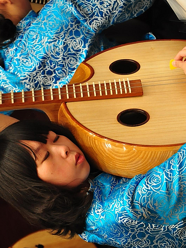 Chinesische Musikerin spielt ein traditionelles chinesisches Instrument namens Ruan.