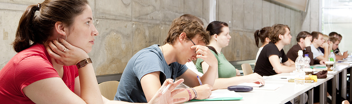 Aufmerksame Zuhörer in einem Seminarraum.