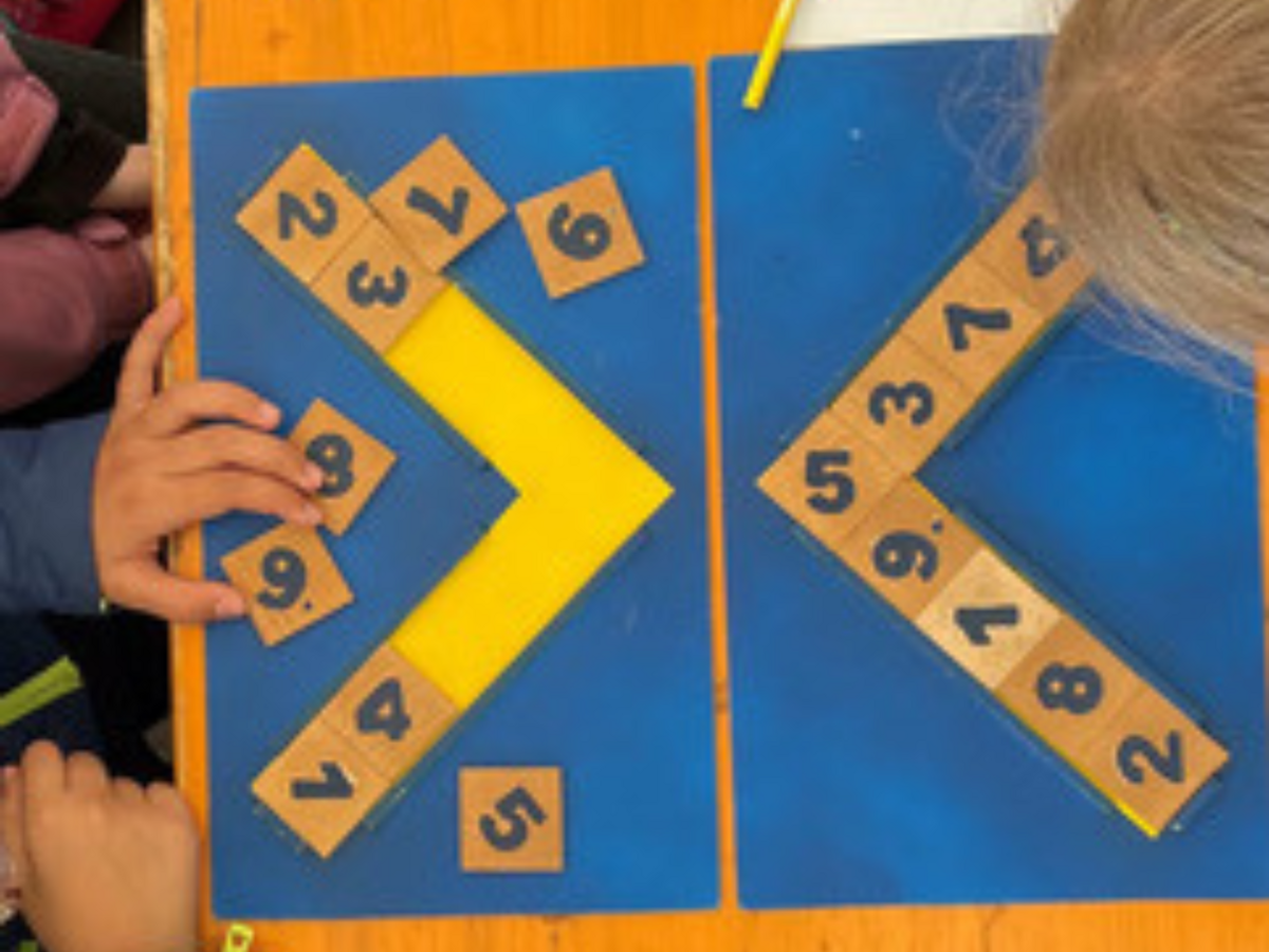 Elementarmathematik_Foto Kinder spielen ein mathematisches Spiel