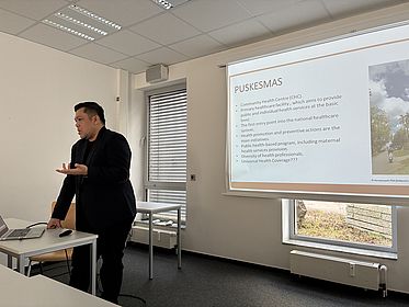 Dr. Herwansyah unterrichtet